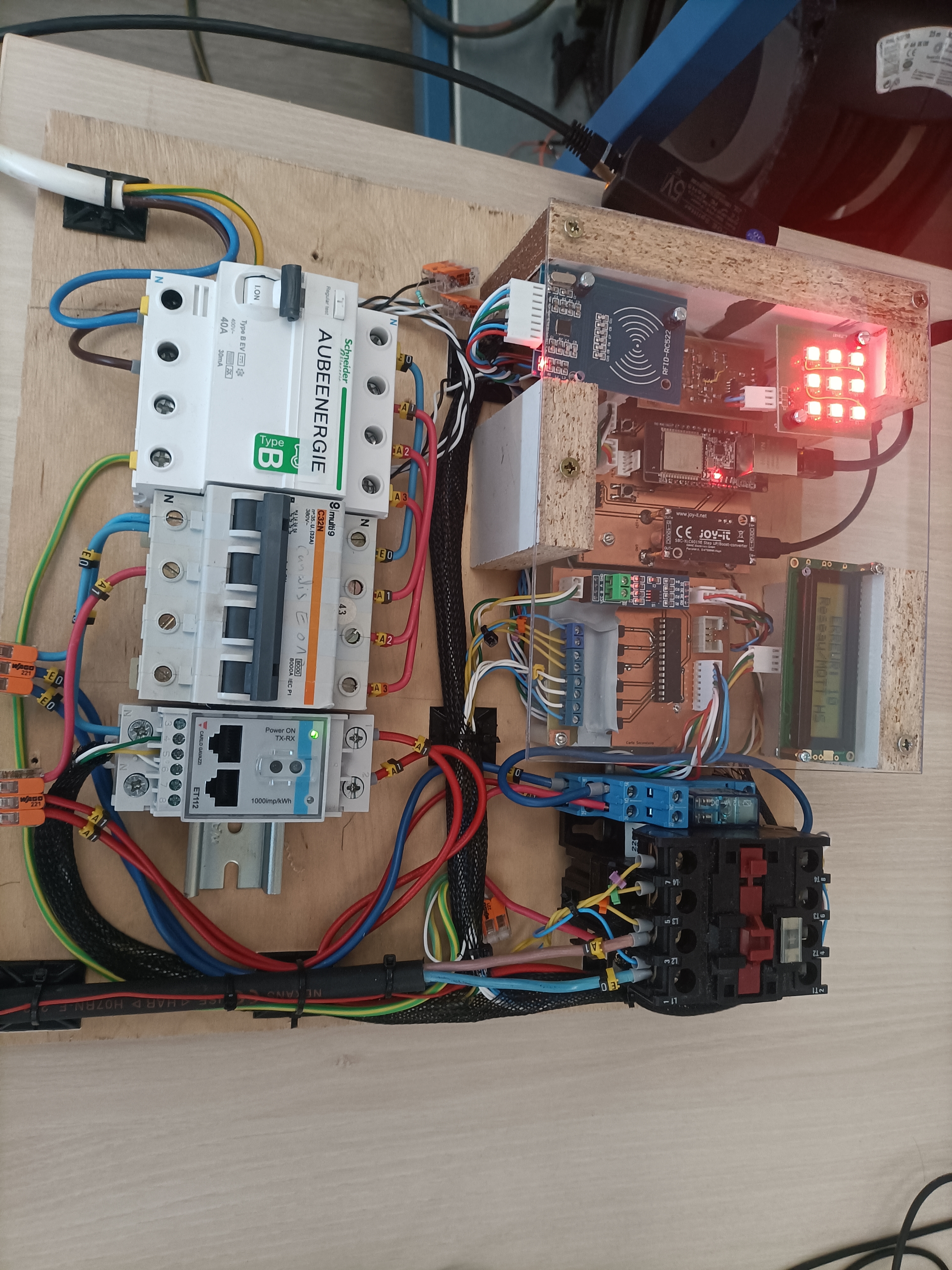 Prototype final de la borne EVSE, avec l'électronique de commande et les protections électriques