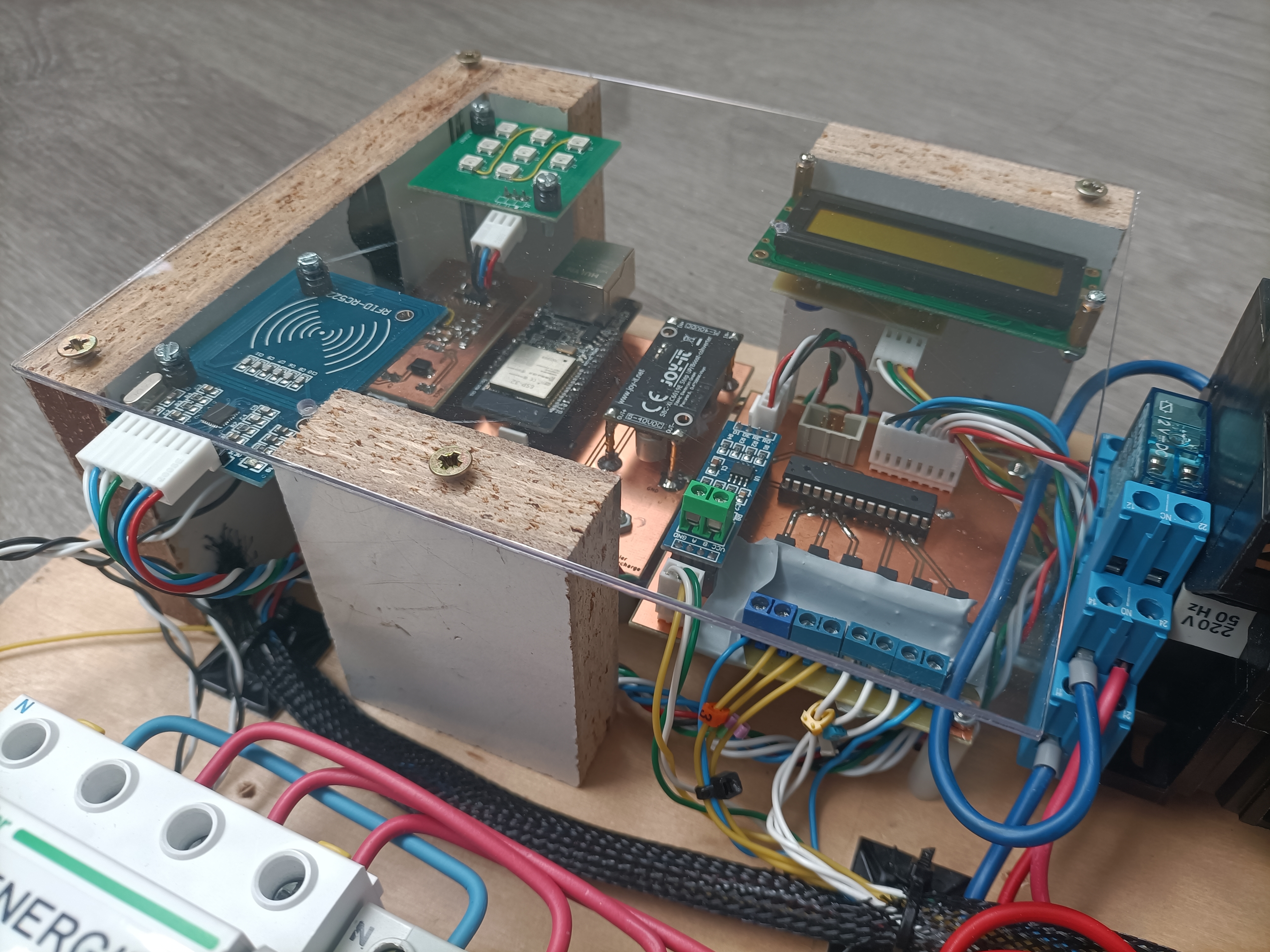 Électronique intégrée de la borne EVSE avec lecteur RFID, écran LCD et anneau de LED