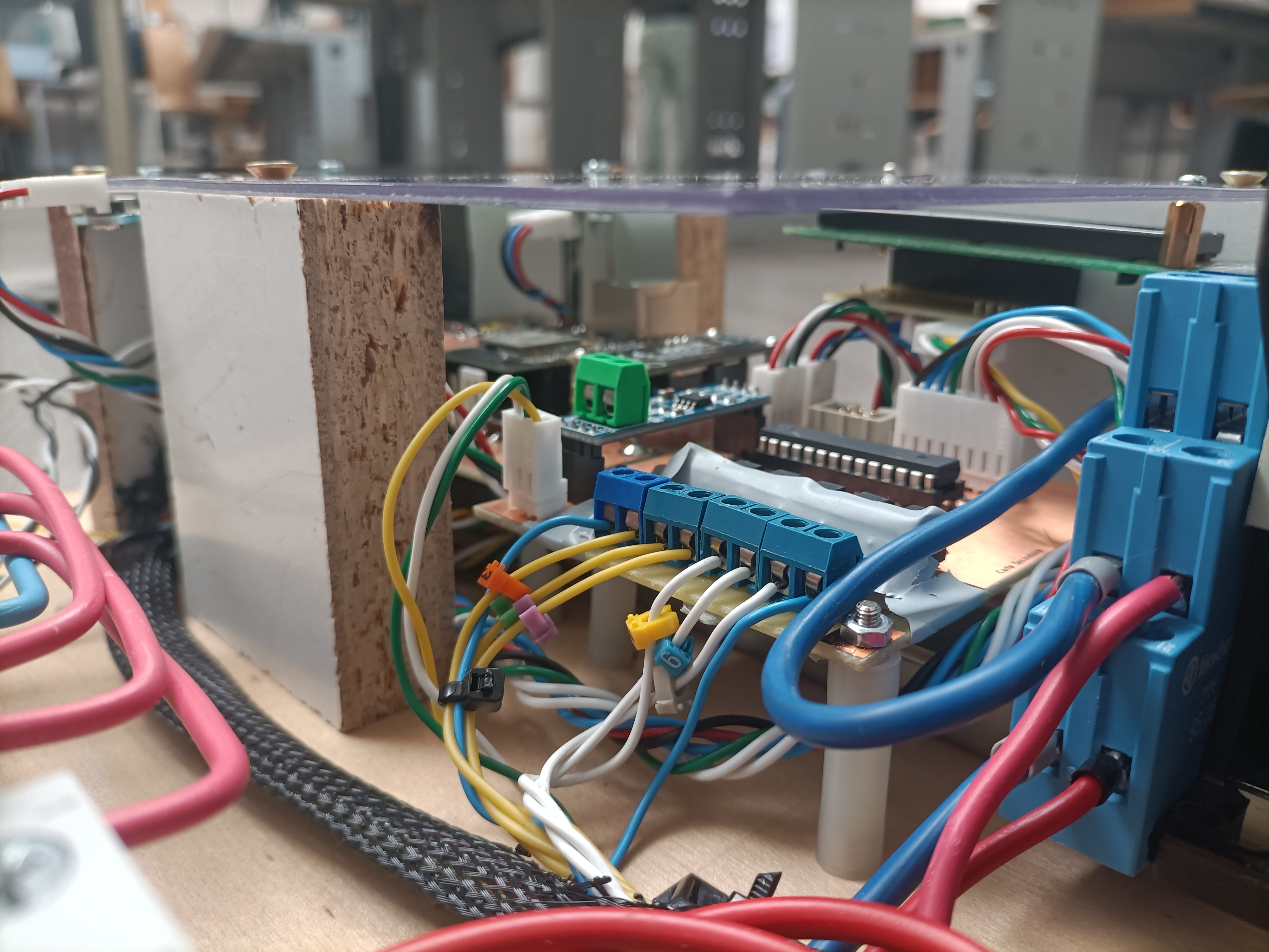 Vue de l'intérieur de la borne EVSE montrant les cartes électroniques et leurs connecteurs