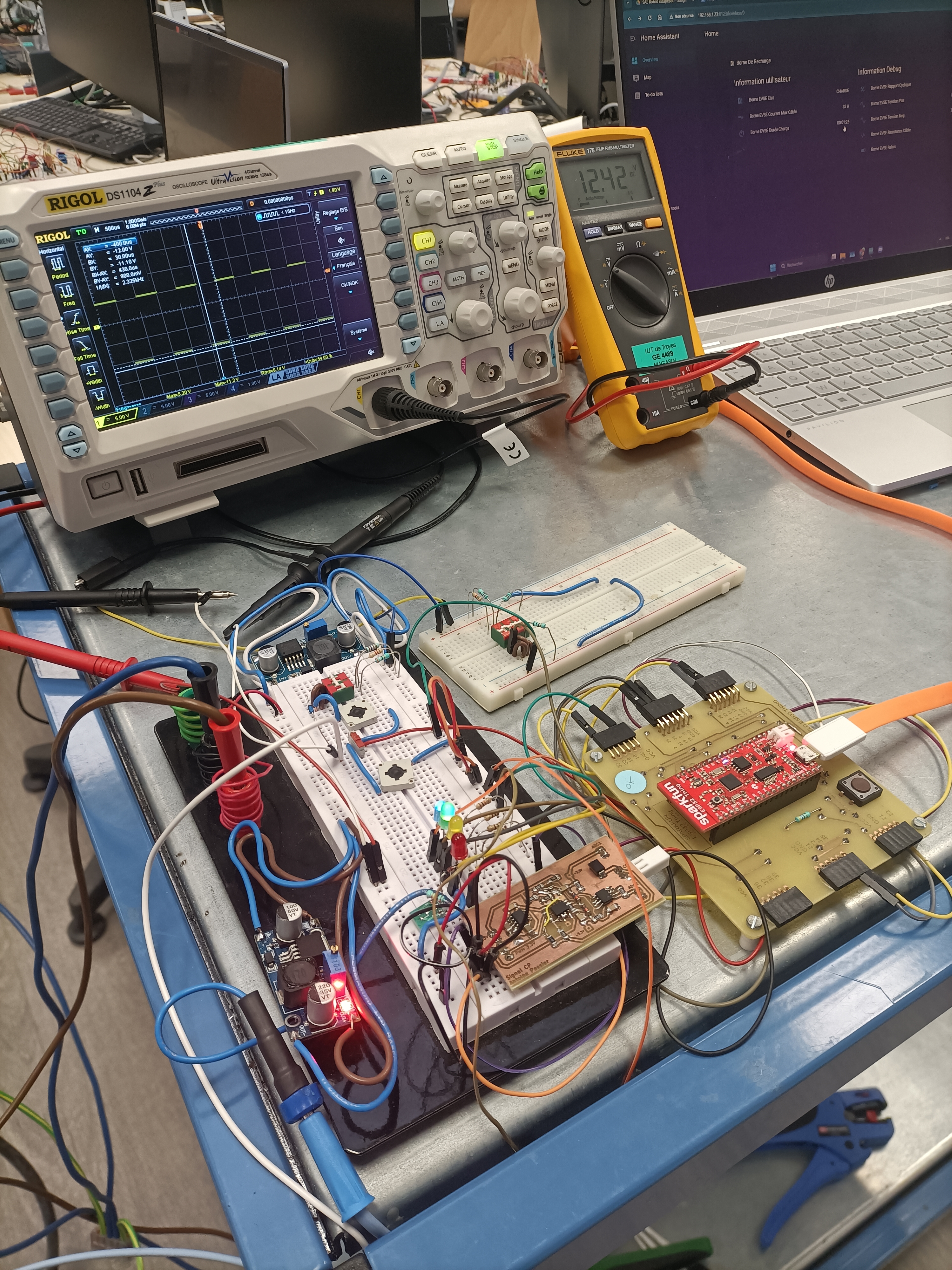 Prototype intermédiaire de la borne EVSE sur plaque de test