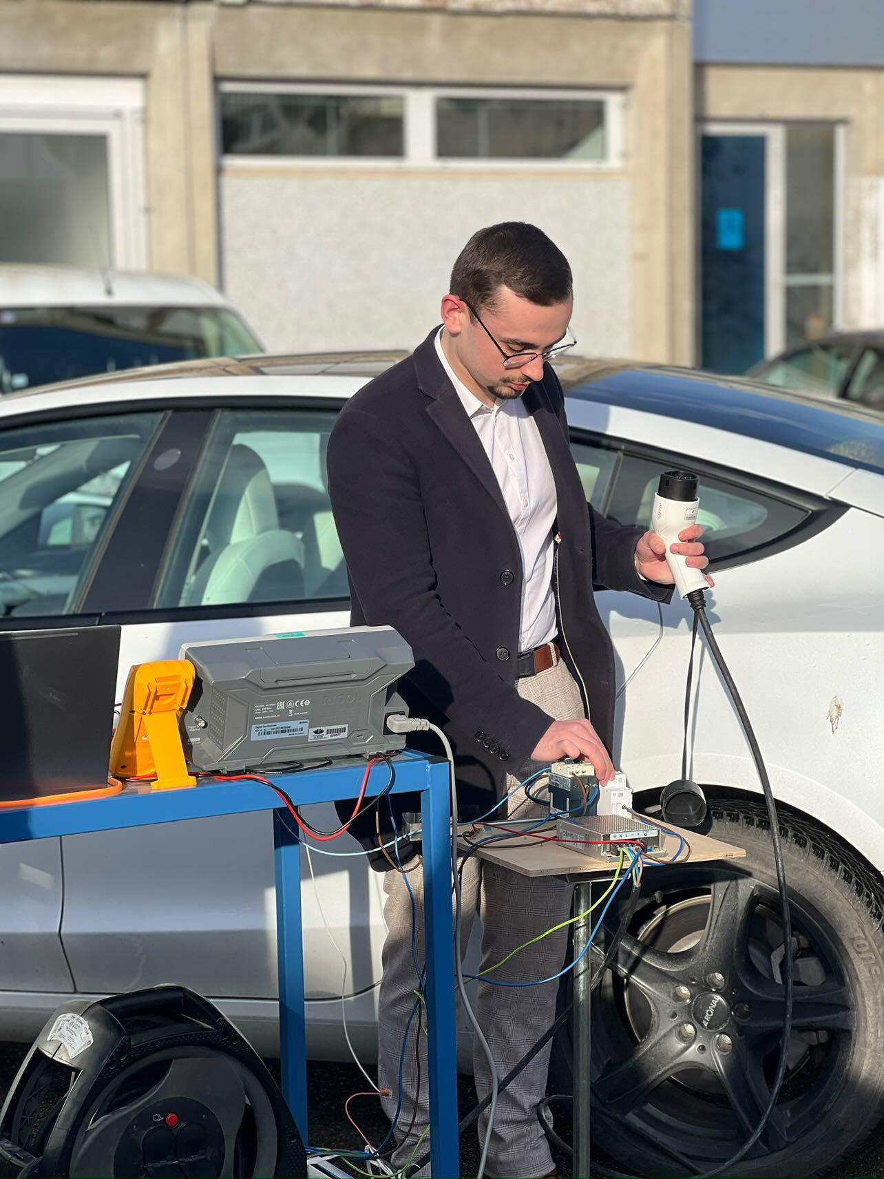 Essai de charge sur véhicule électrique au cours de la validation du prototype