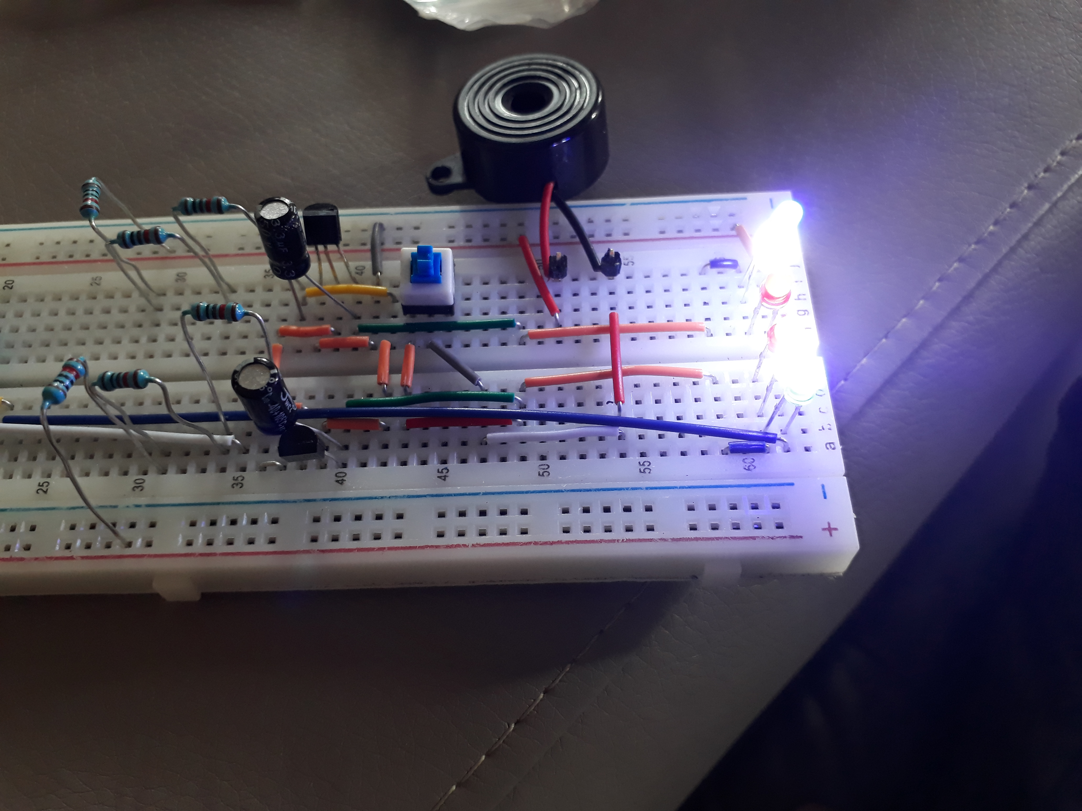 Mon tout premier circuit sur breadboard, un multivibrateur astable à transistors, réalisé en 2017
