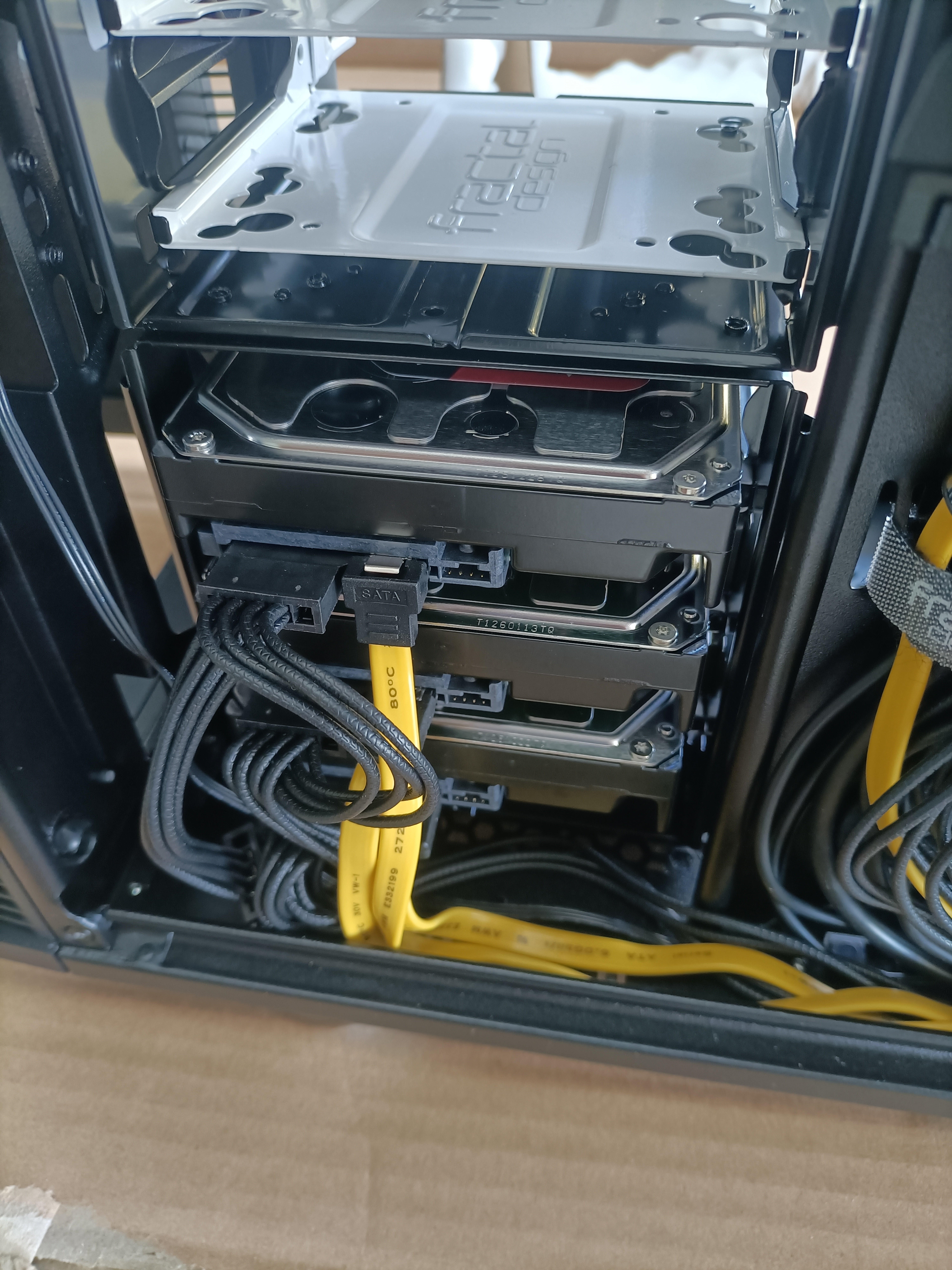 Intérieur du serveur avec carte mère ASUS TUF, ventirad be quiet! et alimentation Corsair RM750e
