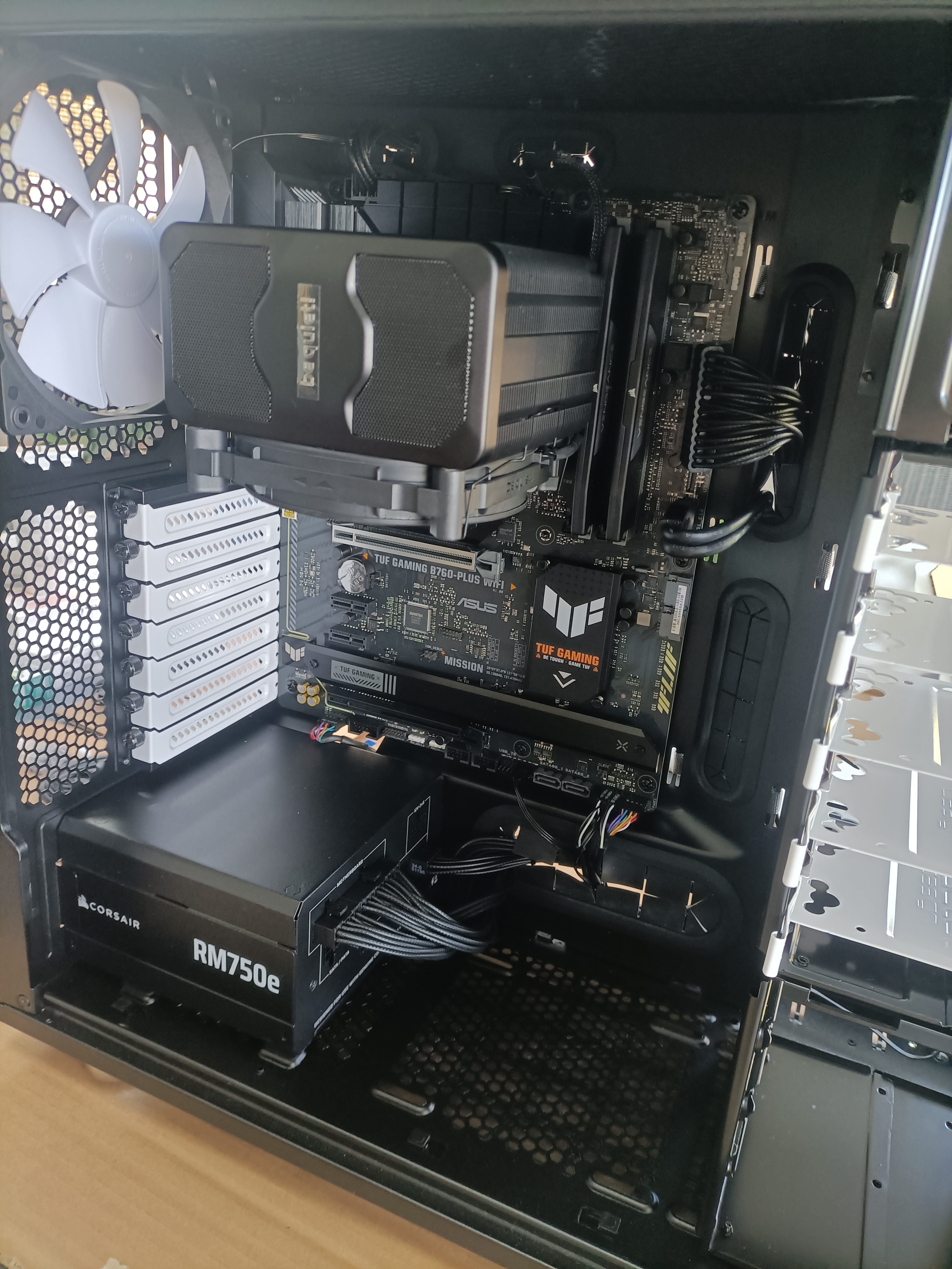 Baie de stockage Fractal Design avec les trois disques durs mécaniques en RAID 5